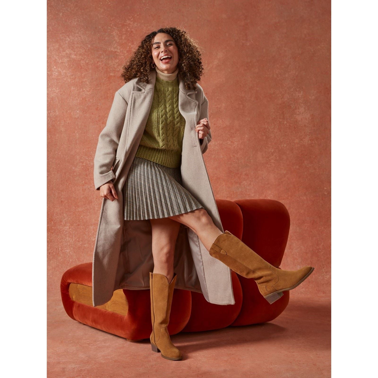 Hush Puppies Isabella Damen Stiefel in kniehoher Wildlederoptik mit Absatz in Tan