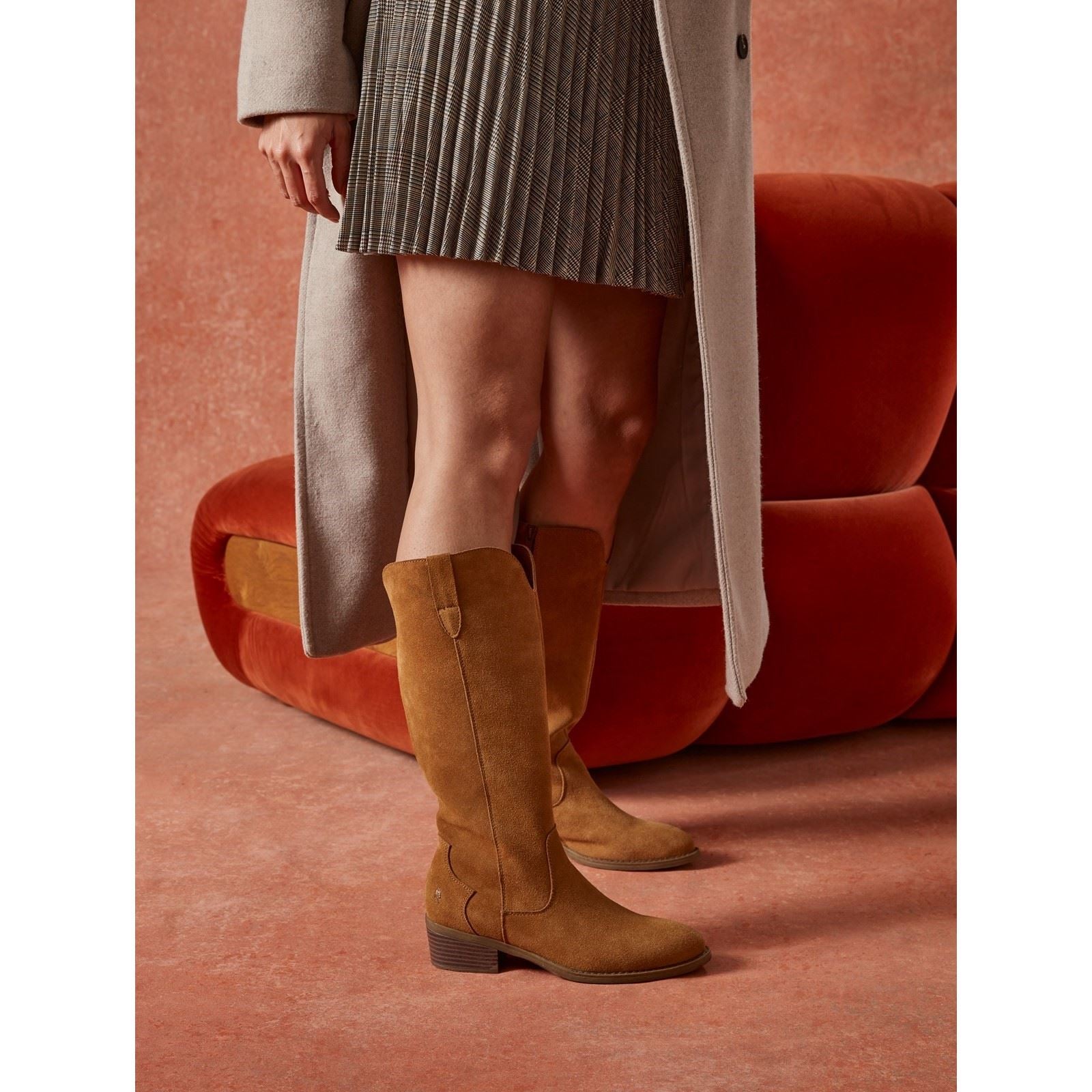 Hush Puppies Isabella Damen Stiefel in kniehoher Wildlederoptik mit Absatz in Tan