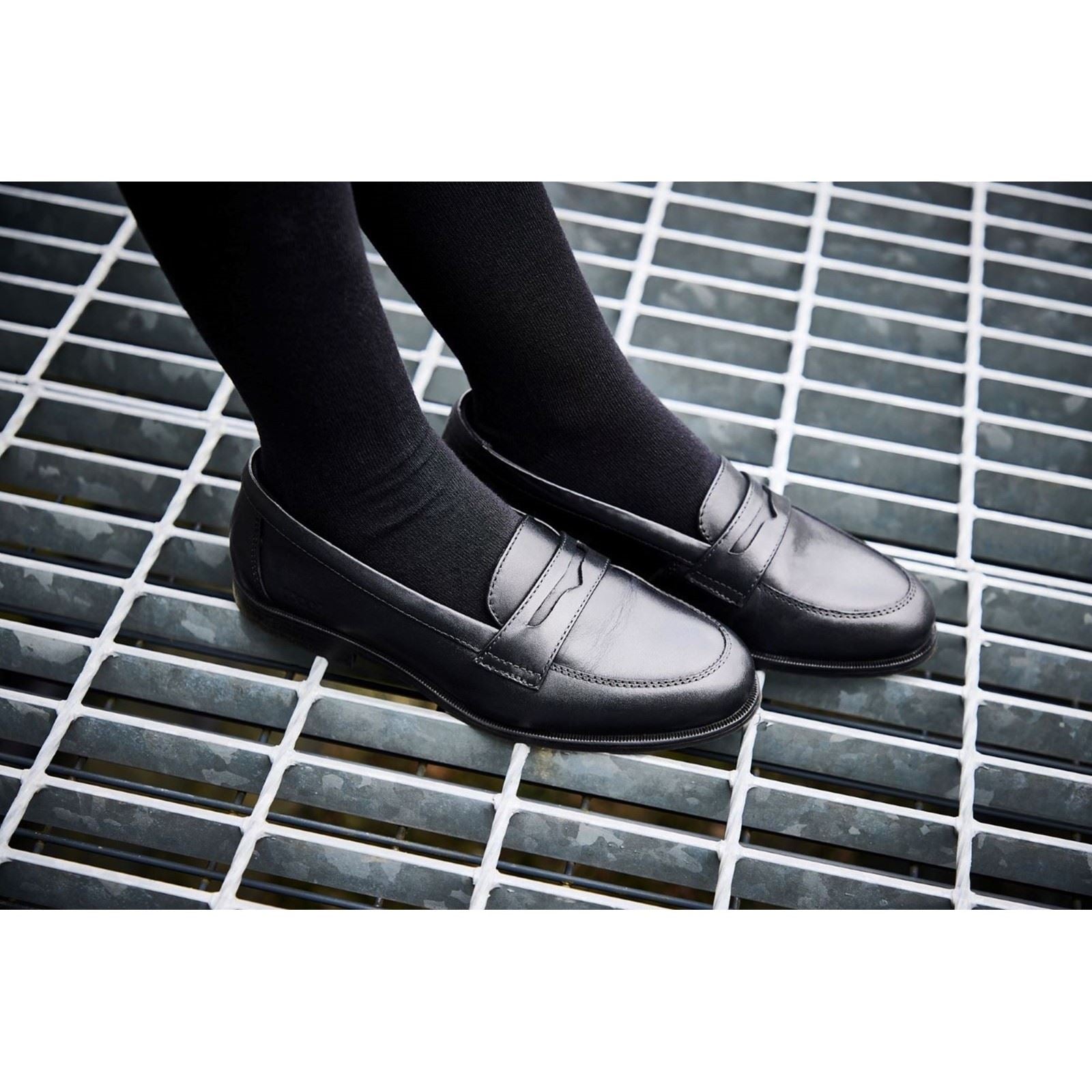 Pod Islay Mädchenschwarze Slipper Aus Leder