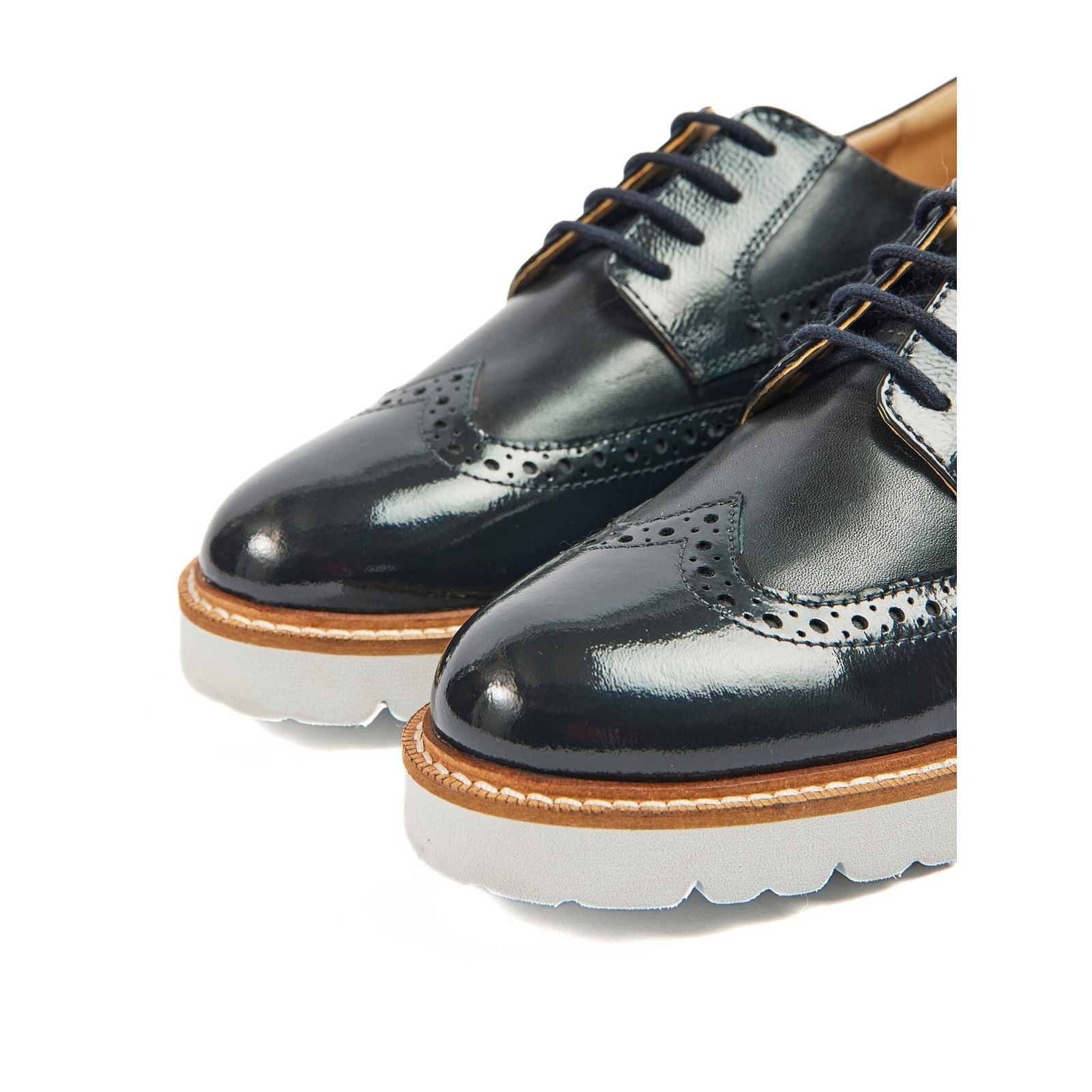Pod Kortney Leder-Damenschuhe In Marineblau Mit Lackleder Und Brogue-Muster