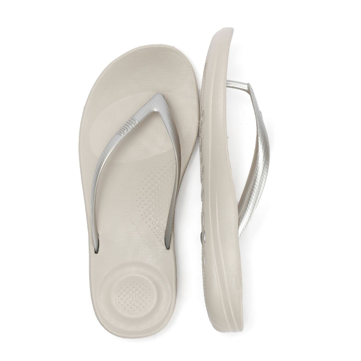 FitFlop Iqushion Ergonomic Gummisandalen Für Frauen In Silber