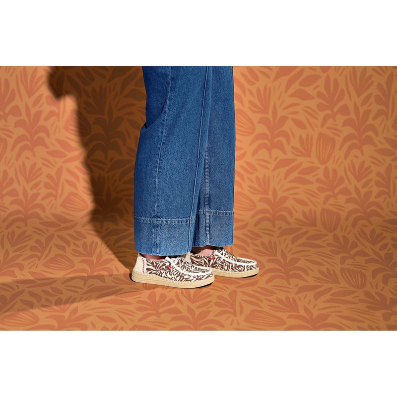 HEYDUDE Wendy Espadrille Retro Palm Damen-Espadrilles Aus Baumwollmischung In Braun/Elfenbein Stadtmotiv